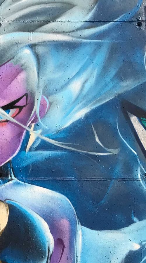 Mural graffiti profesional de Tormenta de X-Men en tonos azules