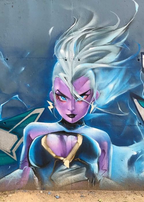 Mural graffiti profesional de Tormenta de X-Men en tonos azules