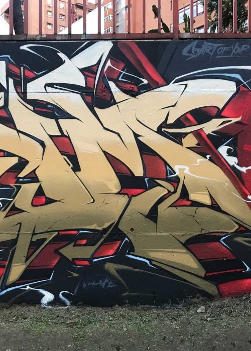 Graffiti de ninja samurái con armadura dorada y fondo rojo urbano