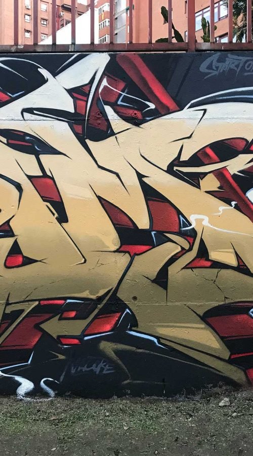 Graffiti de ninja samurái con armadura dorada y fondo rojo urbano