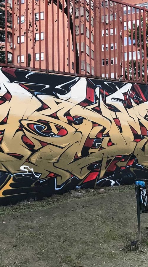 Graffiti de ninja samurái con armadura dorada y fondo rojo urbano