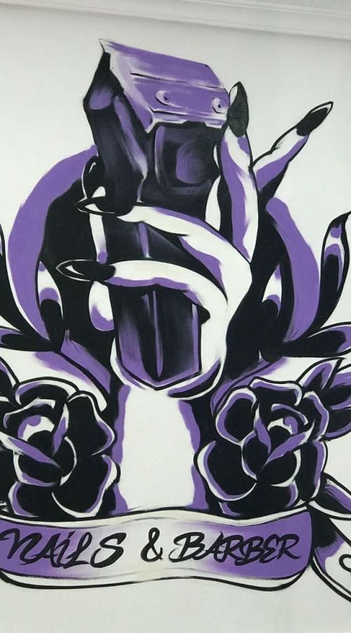 Murales urbano en salón Nails & Barber con silueta femenina y mano tatuada en tonos púrpura