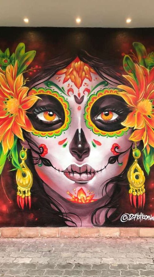 Mural con Catrina mexicana en restaurante, graffiti con color y cultura en Madrid