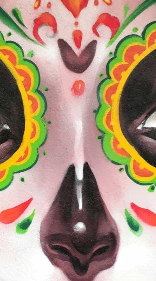 Mural con Catrina mexicana en restaurante, graffiti con color y cultura en Madrid