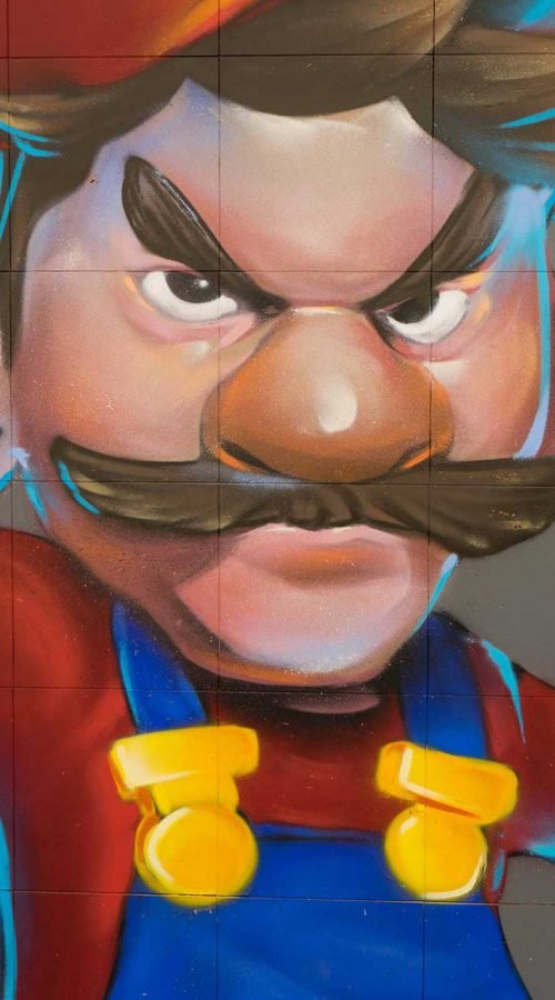 Mural para fontanería con personaje tipo Mario y herramientas, arte urbano comercial