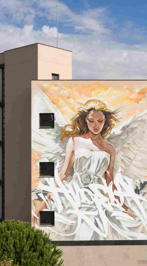 Mural institucional en fachada pública