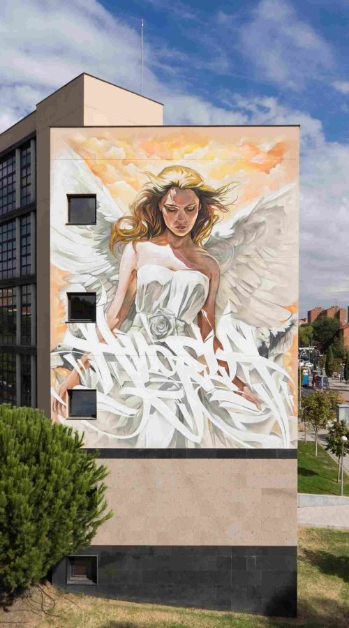 Mural institucional en fachada pública