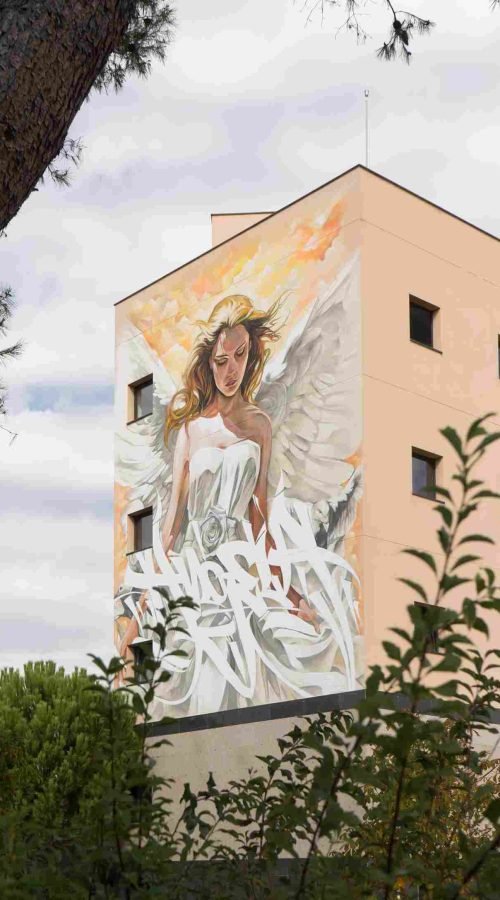 Mural institucional en fachada pública