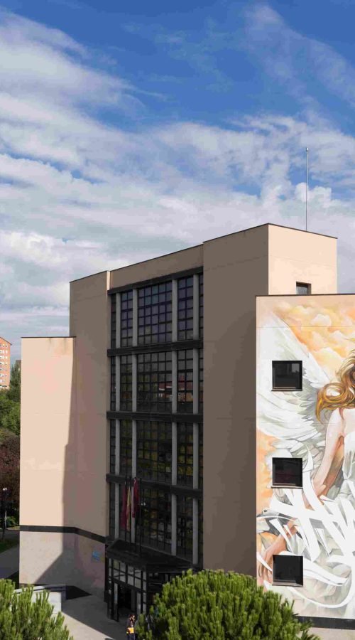 Mural institucional con ángel y lettering graffiti en fachada pública de Madrid