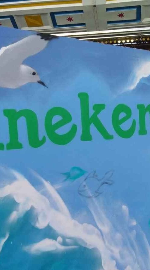 Mural para eventos corporativos con temática de playa en Madrid para Heineken Silver con silla y flotador de photocall