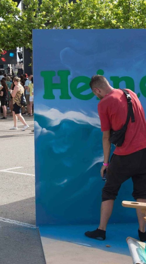 Graffiti mural para evento corporativo en Madrid para Heineken Silver con ola, palmera y zona de fotos promocional