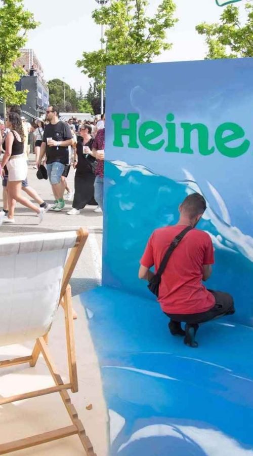 Detalle de mural graffiti para evento corporativo en Madrid para Heineken Silver con ola marina, gaviota y logotipo de marca