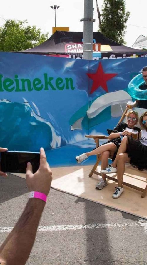 Graffiti en directo para evento corporativo en Madrid para Heineken Silver con artista pintando el mural junto al público