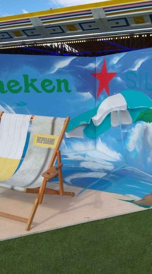 Photocall mural para evento de marca en Madrid para Heineken Silver con asistentes posando dentro de la activación