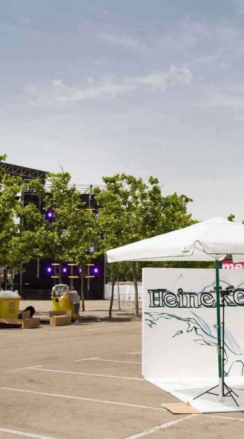 Graffiti artístico en directo para festival con diseño veraniego y espacio interactivo