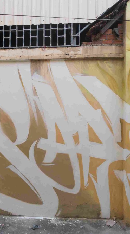 Mural graffiti en fachada de Camboya, retrato femenino con gorra para S’art Urban Art Festival.