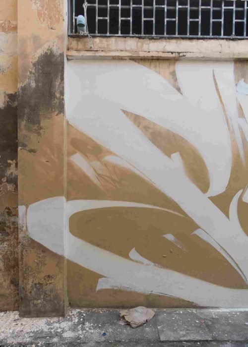 Mural graffiti en fachada de Camboya, retrato femenino con gorra para S’art Urban Art Festival.