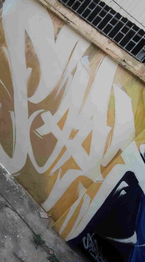 Mural graffiti en fachada de Camboya, retrato femenino con gorra para S’art Urban Art Festival.