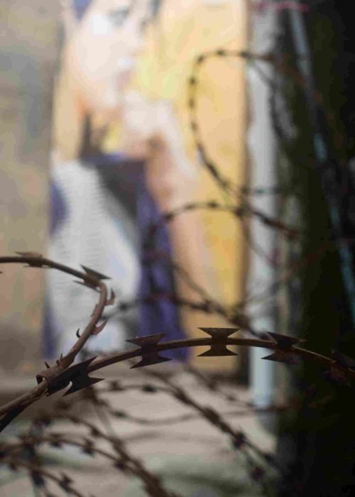 Mural graffiti en fachada de Camboya, retrato femenino con gorra para S’art Urban Art Festival.