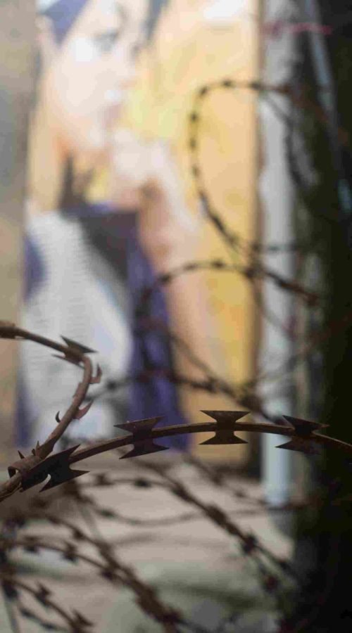 Mural graffiti en fachada de Camboya, retrato femenino con gorra para S’art Urban Art Festival.
