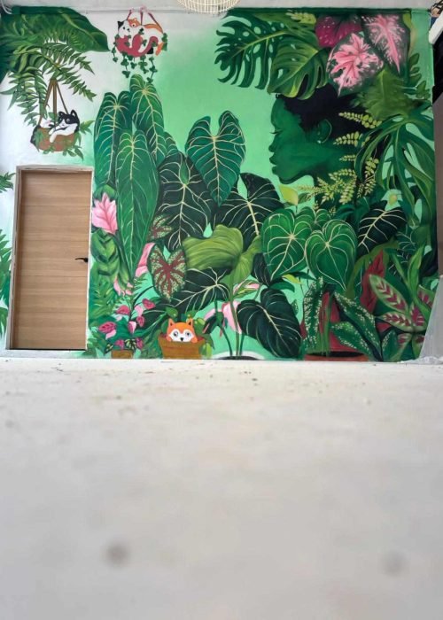 Mural graffiti de naturaleza en Cantabria para Plantukas con composición tropical completa en interior de tienda