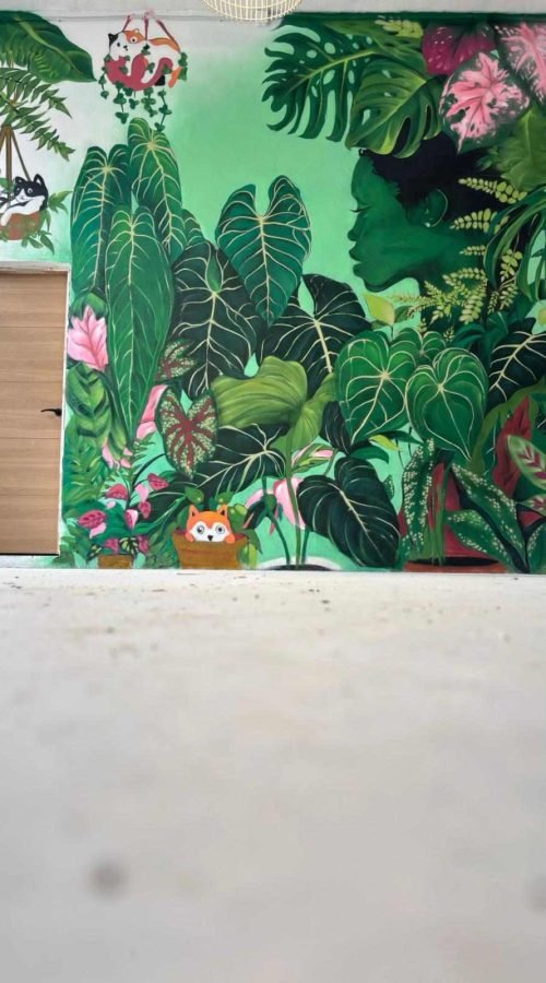 Mural graffiti de naturaleza en Cantabria para Plantukas con composición tropical completa en interior de tienda