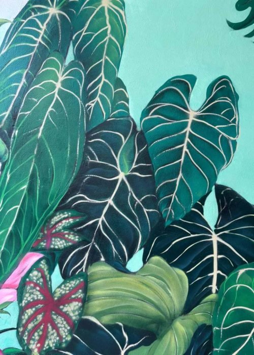 Mural graffiti tropical para tienda Plantukas con pared completa de hojas y suelo en primer plano