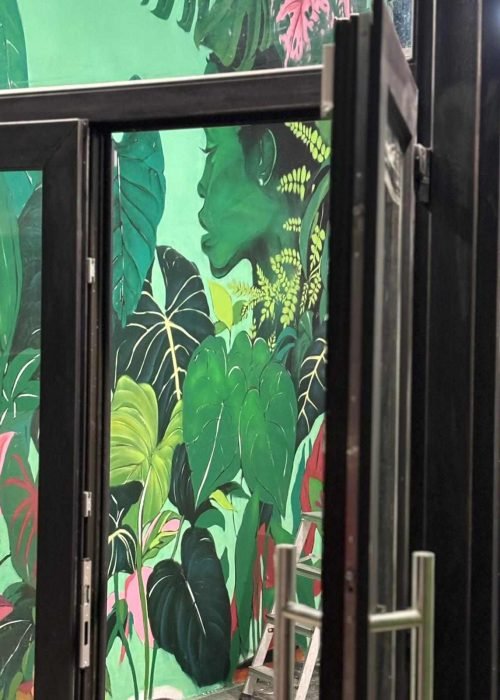 Mural decorativo de naturaleza para Plantukas en Torrelavega con composición tropical completa en tienda