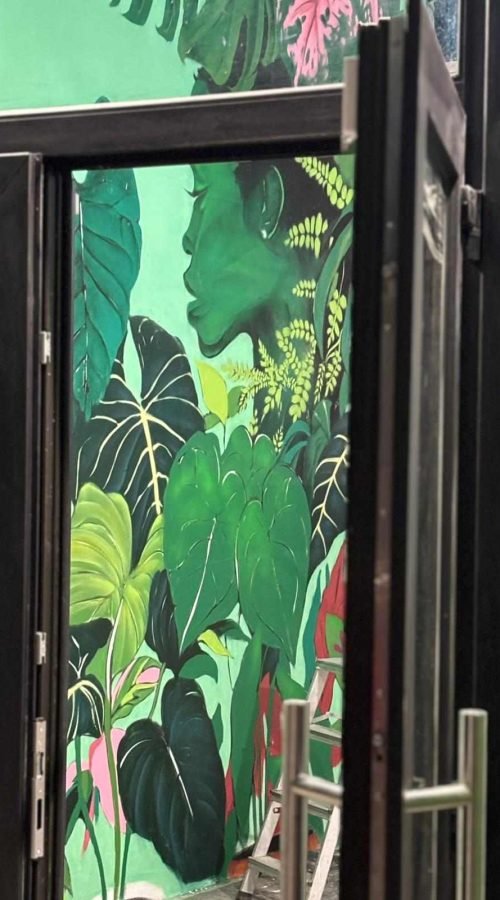Mural decorativo de naturaleza para Plantukas en Torrelavega con composición tropical completa en tienda