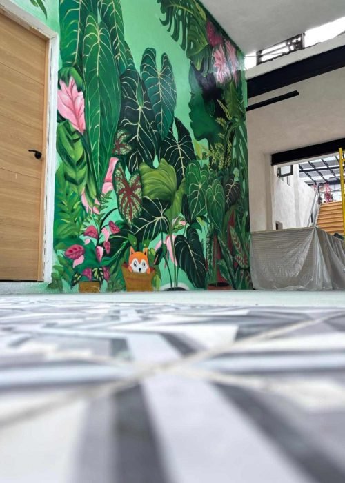 Mural graffiti de naturaleza en tienda de plantas con perspectiva lateral y composición botánica tropical