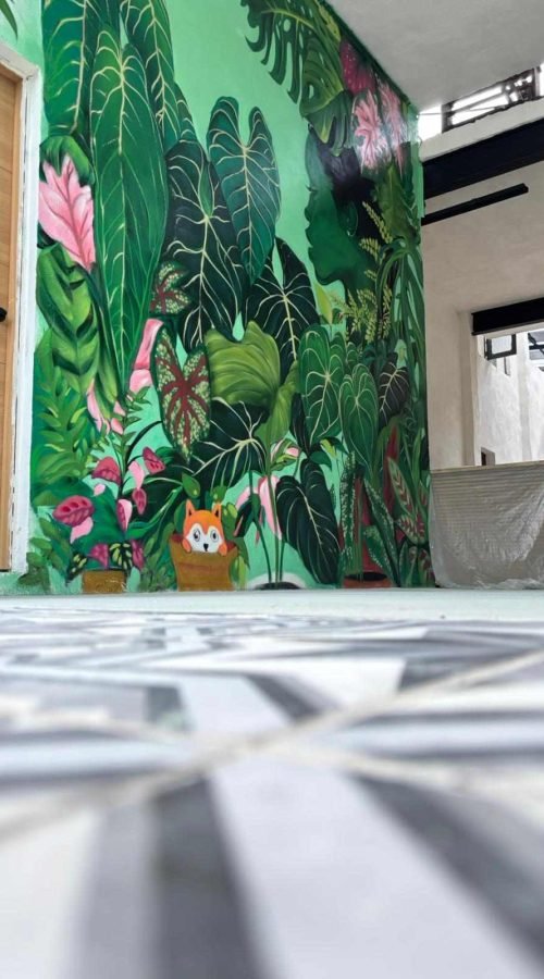 Mural graffiti de naturaleza en tienda de plantas con perspectiva lateral y composición botánica tropical