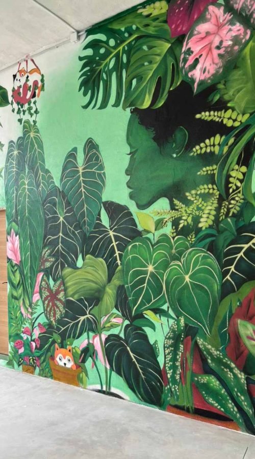 Mural decorativo para Plantukas en Cantabria con retrato femenino rodeado de hojas tropicales