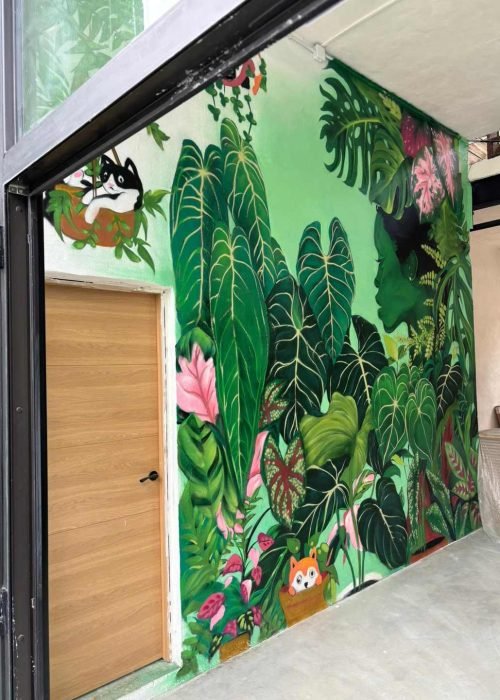 Mural de naturaleza en interior comercial de Cantabria con pared botánica y retrato femenino verde