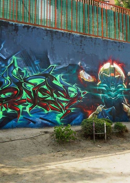 Mural de Dead Space con personaje futurista y graffiti profesional