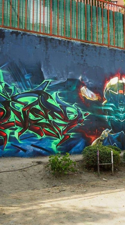 Mural de Dead Space con personaje futurista y graffiti profesional