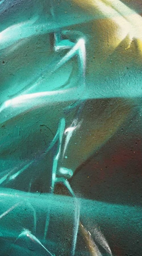 Mural de Dead Space con personaje futurista y graffiti profesional