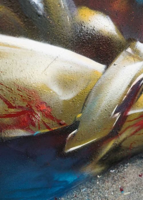 Mural de Dead Space con personaje futurista y graffiti profesional