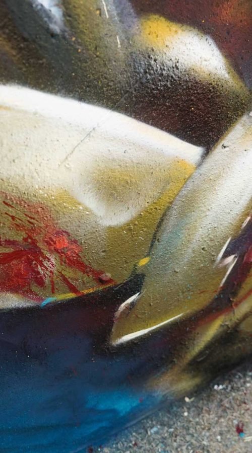 Mural de Dead Space con personaje futurista y graffiti profesional