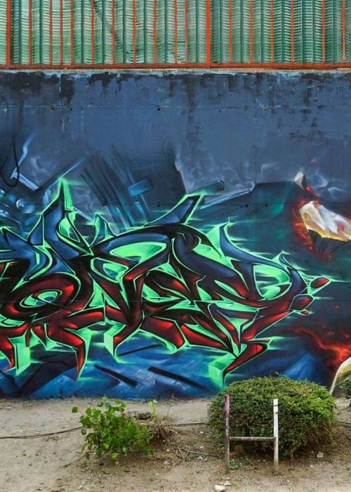 Mural de Dead Space con personaje futurista y graffiti profesional