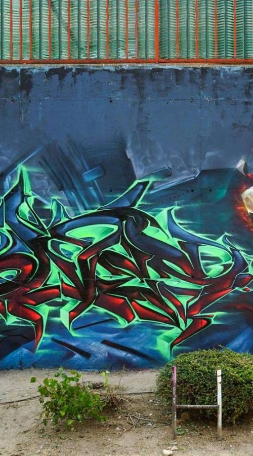 Mural de Dead Space con personaje futurista y graffiti profesional