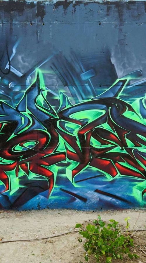 Mural de Dead Space con personaje futurista y graffiti profesional