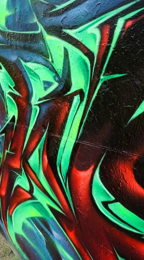 Mural de Dead Space con personaje futurista y graffiti profesional