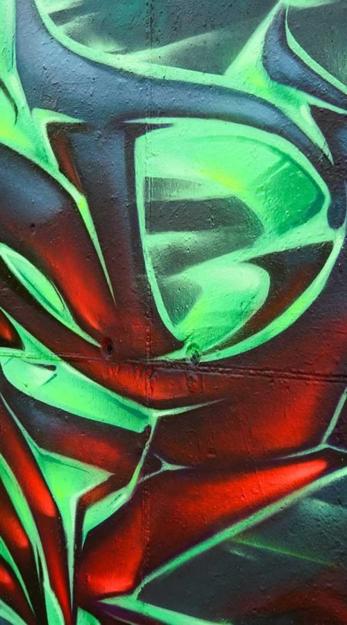 Mural de Dead Space con personaje futurista y graffiti profesional