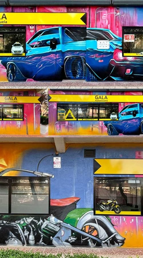 Mural con coches y motos en fachada de Autoescuelas Gala en Móstoles