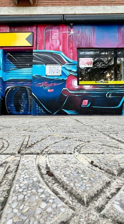 mural-graffiti-fachada-autoescuela-motorista-coche-clasico-3-
