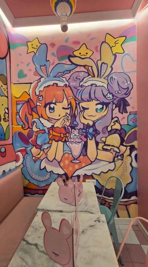 Mural kawaii en cafetería de Tirso de Molina