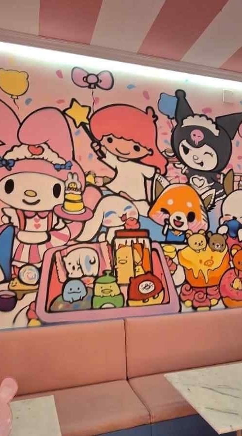 Mural kawaii en cafetería de Tirso de Molina