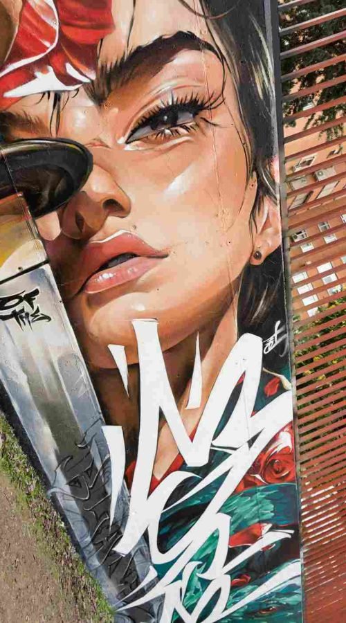 mural madrid the edge of the blade retrato femenino con rosas y serpiente tipografía graffiti blanca barrio del pilar