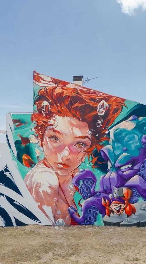 Graffiti de La Sirenita en fachada pública de L’Ametlla del Mar , Cataluña