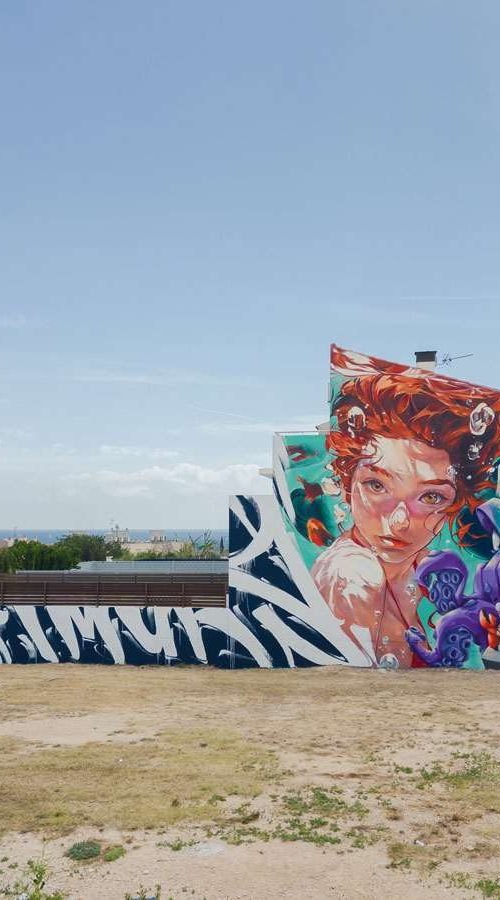 Graffiti de La Sirenita en fachada pública de L’Ametlla del Mar , Cataluña